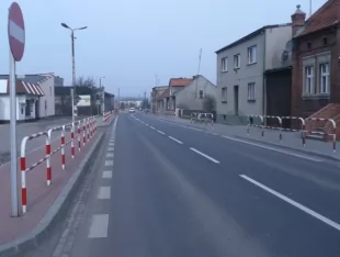 Bariera chodnikowa U-12a z porzeczką | do wkopania, wbetonowania, biało-czerwona